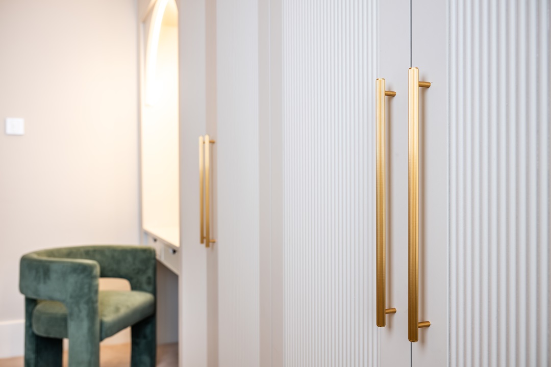 Neutral, with Green and Pink dressing room Neutral, with Green and Pink dressing room