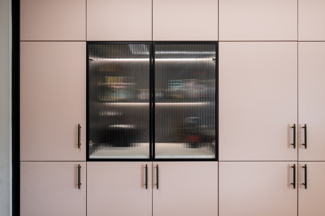 pink and black kitchen